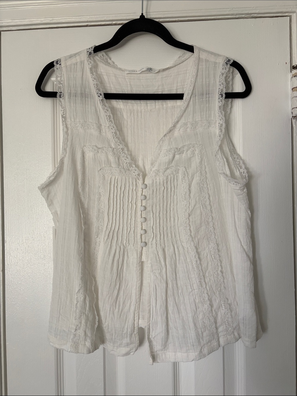 Altar'd State White Lace-Trim Sleeveless Camisole